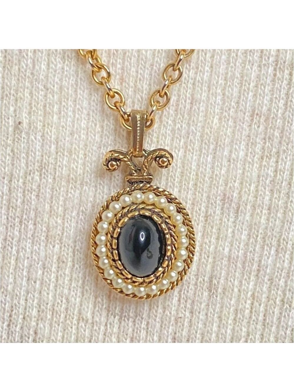 Avon Pendant Necklace Onyx Cabochon Encircled Pearlesque Beads Gold Tone Chain - Picture 3 of 14